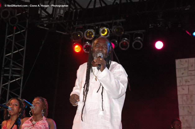 Freddy McGregor @ The Aqueduct on Rose Hall - Friday, January 26, 2007 - 10th Anniversary - Air Jamaica Jazz & Blues Festival 2007 - The Art of Music - Tuesday, January 23 - Saturday, January 27, 2007, The Aqueduct on Rose Hall, Montego Bay, Jamaica - Negril Travel Guide, Negril Jamaica WI - http://www.negriltravelguide.com - info@negriltravelguide.com...!