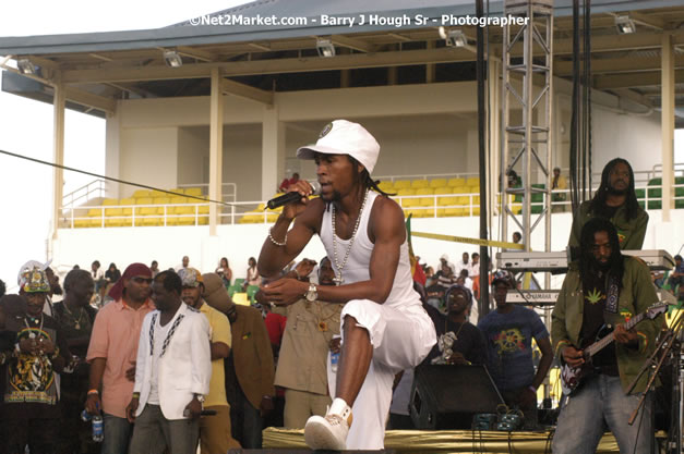 Jah Cure - Cure Fest 2007 - Longing For Concert at Trelawny Multi Purpose Stadium, Trelawny, Jamaica - Sunday, October 14, 2007 - Cure Fest 2007 October 12th-14th, 2007 Presented by Danger Promotions, Iyah Cure Promotions, and Brass Gate Promotions - Alison Young, Publicist - Photographs by Net2Market.com - Barry J. Hough Sr, Photographer - Negril Travel Guide, Negril Jamaica WI - http://www.negriltravelguide.com - info@negriltravelguide.com...!