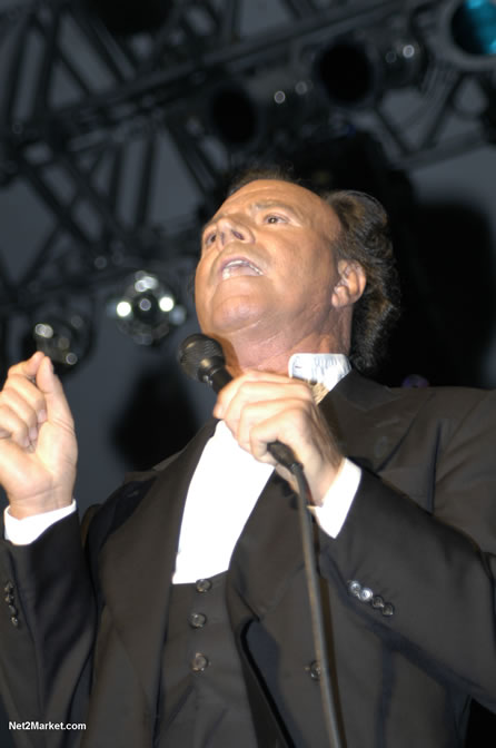 Julio Iglesias - Air Jamaica Jazz & Blues 2005 - The Art Of Music - Cinnamon Hill Golf Course, Rose Hall, Montego Bay - Negril Travel Guide, Negril Jamaica WI - http://www.negriltravelguide.com - info@negriltravelguide.com...!