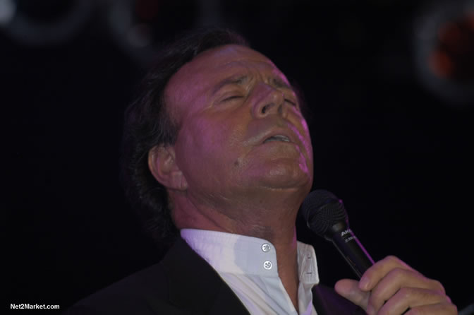 Julio Iglesias - Air Jamaica Jazz & Blues 2005 - The Art Of Music - Cinnamon Hill Golf Course, Rose Hall, Montego Bay - Negril Travel Guide, Negril Jamaica WI - http://www.negriltravelguide.com - info@negriltravelguide.com...!