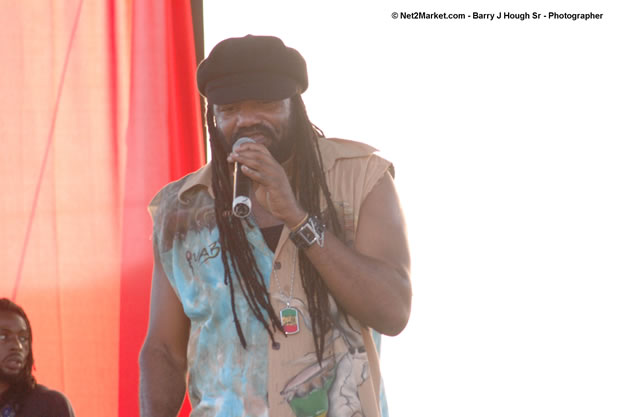 Tony Rebel Closing Tru-Juice Rebel Salute 2007 - Saturday, January 13, 2007, Port Kaiser Sports Club, St. Elizabeth - Negril Travel Guide, Negril Jamaica WI - http://www.negriltravelguide.com - info@negriltravelguide.com...!