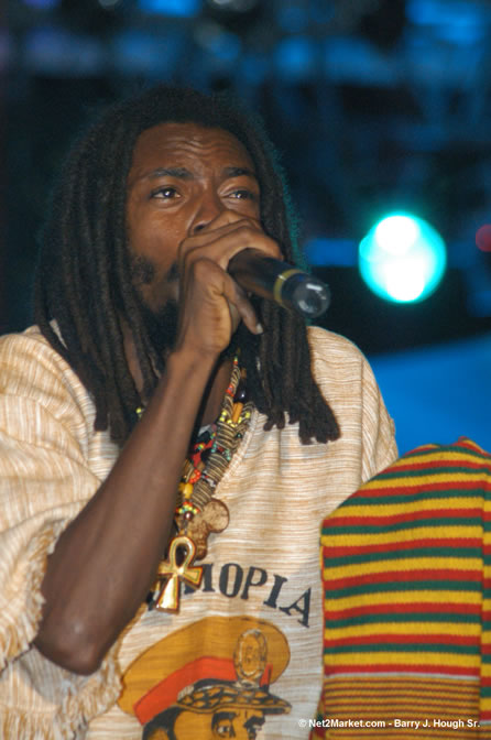 IWayne - Red Stripe Reggae Sumfest 2005 - Dancehall Night - July 21th, 2005 - Negril Travel Guide, Negril Jamaica WI - http://www.negriltravelguide.com - info@negriltravelguide.com...!