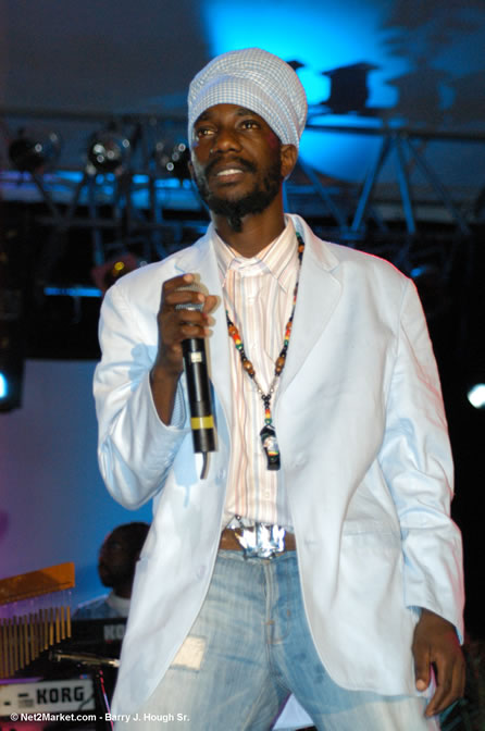 Sizzla - Red Stripe Reggae Sumfest 2005 - Dancehall Night - July 21th, 2005 - Negril Travel Guide, Negril Jamaica WI - http://www.negriltravelguide.com - info@negriltravelguide.com...!