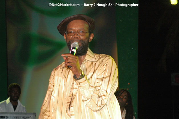 Beres Hammond - Red Stripe Reggae Sumfest 2007 - Zenith - Saturday, July 21, 2007 - Catherine Hall, Montego Bay, St James, Jamaica W.I. - Negril Travel Guide, Negril Jamaica WI - http://www.negriltravelguide.com - info@negriltravelguide.com...!