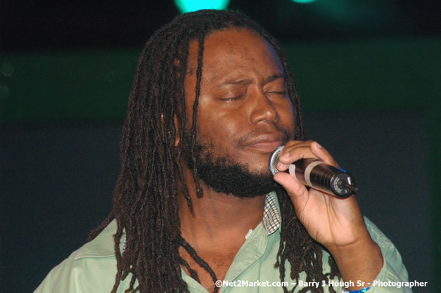 Dwayne Stephenson - Red Stripe Reggae Sumfest 2007 - Zenith - Saturday, July 21, 2007 - Catherine Hall, Montego Bay, St James, Jamaica W.I. - Negril Travel Guide, Negril Jamaica WI - http://www.negriltravelguide.com - info@negriltravelguide.com...!