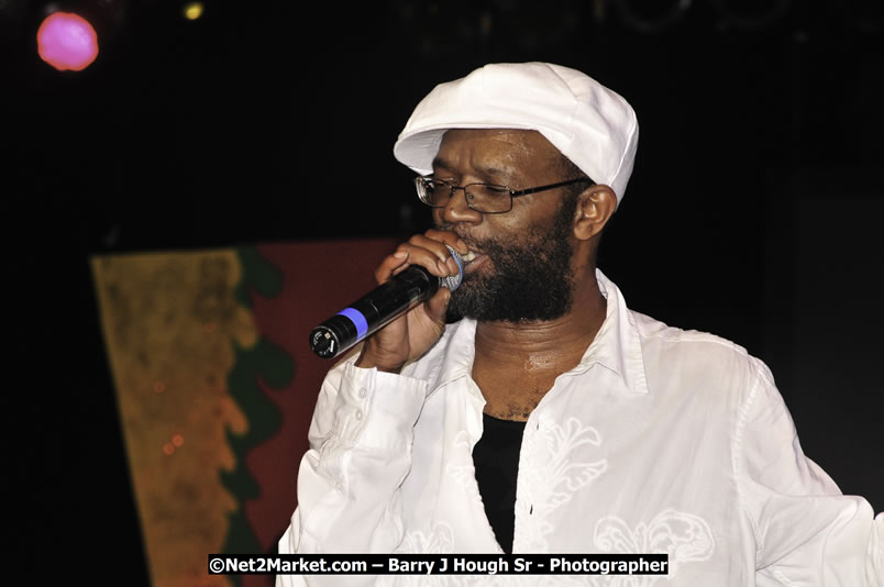 Beres Hammond @ Red Stripe Reggae Sumfest 2008 International Night 2, Catherine Hall, Montego Bay - Saturday, July 19, 2008 - Reggae Sumfest 2008 July 13 - July 19, 2008 - Photographs by Net2Market.com - Barry J. Hough Sr. Photojournalist/Photograper - Photographs taken with a Nikon D300 - Negril Travel Guide, Negril Jamaica WI - http://www.negriltravelguide.com - info@negriltravelguide.com...!