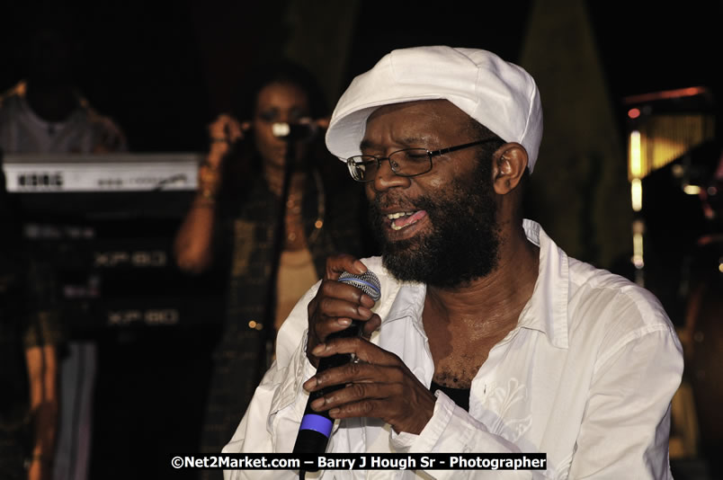 Beres Hammond @ Red Stripe Reggae Sumfest 2008 International Night 2, Catherine Hall, Montego Bay - Saturday, July 19, 2008 - Reggae Sumfest 2008 July 13 - July 19, 2008 - Photographs by Net2Market.com - Barry J. Hough Sr. Photojournalist/Photograper - Photographs taken with a Nikon D300 - Negril Travel Guide, Negril Jamaica WI - http://www.negriltravelguide.com - info@negriltravelguide.com...!