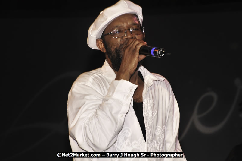 Beres Hammond @ Red Stripe Reggae Sumfest 2008 International Night 2, Catherine Hall, Montego Bay - Saturday, July 19, 2008 - Reggae Sumfest 2008 July 13 - July 19, 2008 - Photographs by Net2Market.com - Barry J. Hough Sr. Photojournalist/Photograper - Photographs taken with a Nikon D300 - Negril Travel Guide, Negril Jamaica WI - http://www.negriltravelguide.com - info@negriltravelguide.com...!