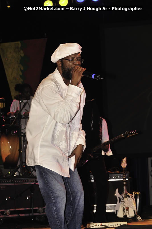 Beres Hammond @ Red Stripe Reggae Sumfest 2008 International Night 2, Catherine Hall, Montego Bay - Saturday, July 19, 2008 - Reggae Sumfest 2008 July 13 - July 19, 2008 - Photographs by Net2Market.com - Barry J. Hough Sr. Photojournalist/Photograper - Photographs taken with a Nikon D300 - Negril Travel Guide, Negril Jamaica WI - http://www.negriltravelguide.com - info@negriltravelguide.com...!