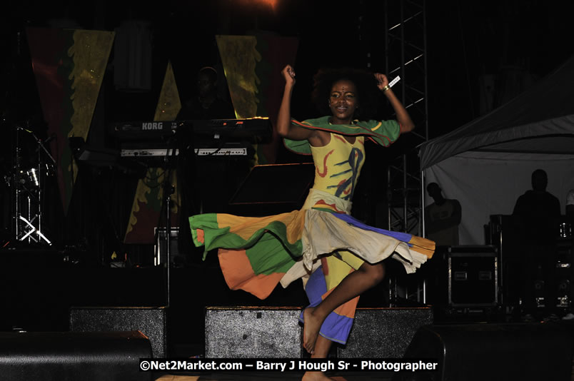 Etana @ Red Stripe Reggae Sumfest 2008 International Night 2, Catherine Hall, Montego Bay - Saturday, July 19, 2008 - Reggae Sumfest 2008 July 13 - July 19, 2008 - Photographs by Net2Market.com - Barry J. Hough Sr. Photojournalist/Photograper - Photographs taken with a Nikon D300 - Negril Travel Guide, Negril Jamaica WI - http://www.negriltravelguide.com - info@negriltravelguide.com...!