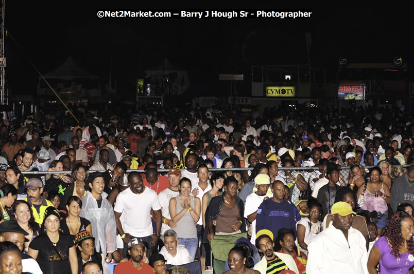 T - Pain @ Red Stripe Reggae Sumfest 2008 International Night 2, Catherine Hall, Montego Bay - Saturday, July 19, 2008 - Reggae Sumfest 2008 July 13 - July 19, 2008 - Photographs by Net2Market.com - Barry J. Hough Sr. Photojournalist/Photograper - Photographs taken with a Nikon D300 - Negril Travel Guide, Negril Jamaica WI - http://www.negriltravelguide.com - info@negriltravelguide.com...!