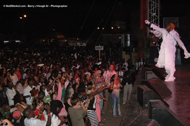 Elephant Man - Red Stripe Reggae Sumfest 2006 - Stormfront - The Blazing Dance Hall Night - Thursday, July 20, 2006 - Catherine Hall Venue - Montego Bay, Jamaica - Negril Travel Guide, Negril Jamaica WI - http://www.negriltravelguide.com - info@negriltravelguide.com...!