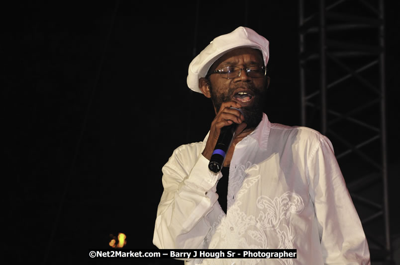 Beres Hammond @ Reggae Sumfest 2008 International Night 2, Catherine Hall, Montego Bay - Saturday, July 19, 2008 - Reggae Sumfest 2008 July 13 - July 19, 2008 - Photographs by Net2Market.com - Barry J. Hough Sr. Photojournalist/Photograper - Photographs taken with a Nikon D300 - Negril Travel Guide, Negril Jamaica WI - http://www.negriltravelguide.com - info@negriltravelguide.com...!