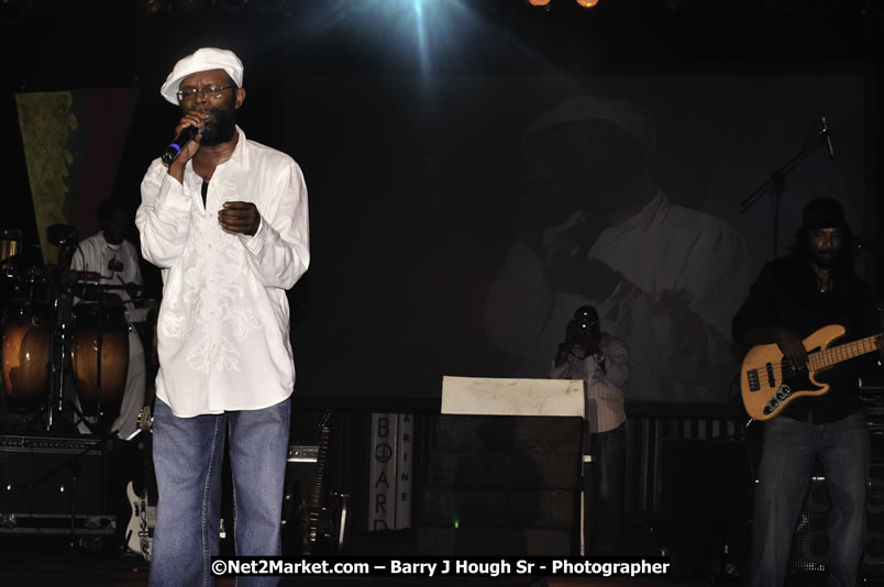 Beres Hammond @ Reggae Sumfest 2008 International Night 2, Catherine Hall, Montego Bay - Saturday, July 19, 2008 - Reggae Sumfest 2008 July 13 - July 19, 2008 - Photographs by Net2Market.com - Barry J. Hough Sr. Photojournalist/Photograper - Photographs taken with a Nikon D300 - Negril Travel Guide, Negril Jamaica WI - http://www.negriltravelguide.com - info@negriltravelguide.com...!