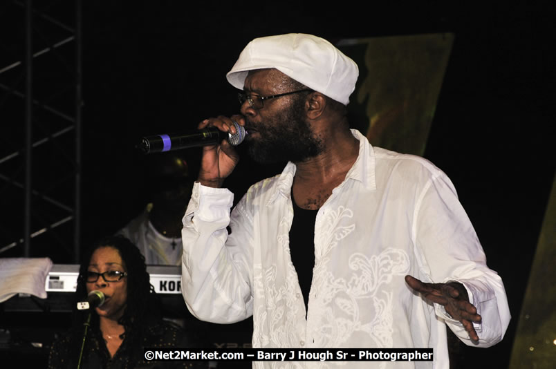 Beres Hammond @ Reggae Sumfest 2008 International Night 2, Catherine Hall, Montego Bay - Saturday, July 19, 2008 - Reggae Sumfest 2008 July 13 - July 19, 2008 - Photographs by Net2Market.com - Barry J. Hough Sr. Photojournalist/Photograper - Photographs taken with a Nikon D300 - Negril Travel Guide, Negril Jamaica WI - http://www.negriltravelguide.com - info@negriltravelguide.com...!