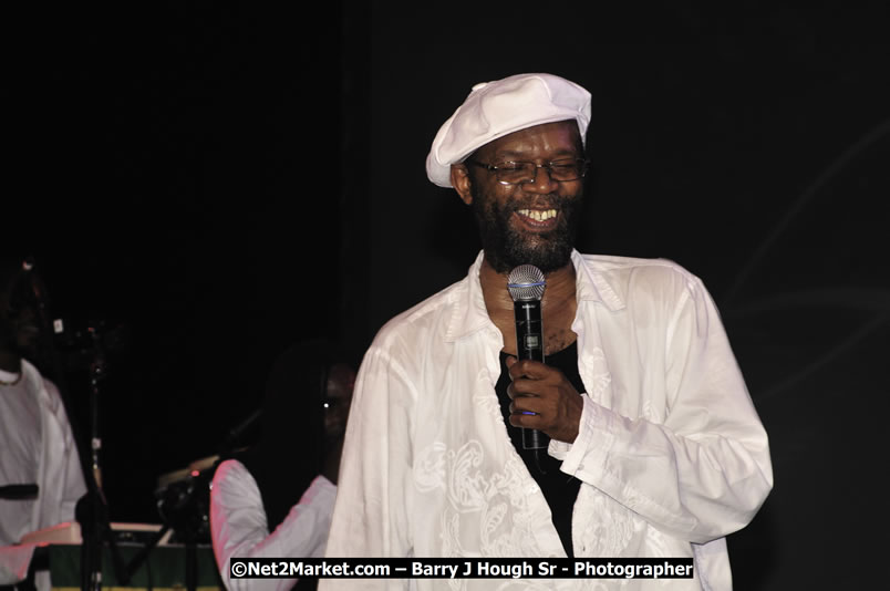 Beres Hammond @ Reggae Sumfest 2008 International Night 2, Catherine Hall, Montego Bay - Saturday, July 19, 2008 - Reggae Sumfest 2008 July 13 - July 19, 2008 - Photographs by Net2Market.com - Barry J. Hough Sr. Photojournalist/Photograper - Photographs taken with a Nikon D300 - Negril Travel Guide, Negril Jamaica WI - http://www.negriltravelguide.com - info@negriltravelguide.com...!