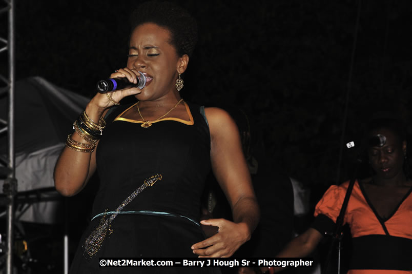 Etana @ Reggae Sumfest 2008 International Night 2, Catherine Hall, Montego Bay - Saturday, July 19, 2008 - Reggae Sumfest 2008 July 13 - July 19, 2008 - Photographs by Net2Market.com - Barry J. Hough Sr. Photojournalist/Photograper - Photographs taken with a Nikon D300 - Negril Travel Guide, Negril Jamaica WI - http://www.negriltravelguide.com - info@negriltravelguide.com...!