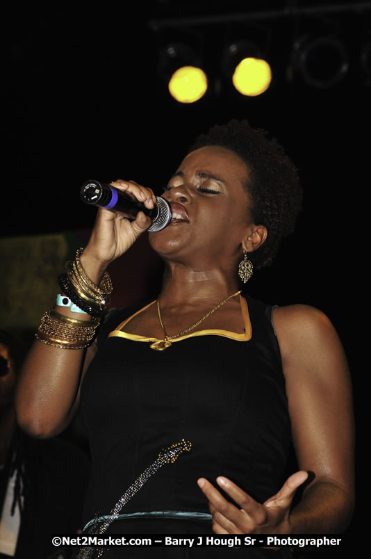 Etana @ Reggae Sumfest 2008 International Night 2, Catherine Hall, Montego Bay - Saturday, July 19, 2008 - Reggae Sumfest 2008 July 13 - July 19, 2008 - Photographs by Net2Market.com - Barry J. Hough Sr. Photojournalist/Photograper - Photographs taken with a Nikon D300 - Negril Travel Guide, Negril Jamaica WI - http://www.negriltravelguide.com - info@negriltravelguide.com...!