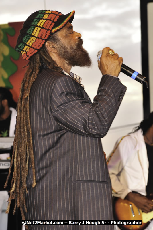 John Holt @ Reggae Sumfest 2008 International Night 2, Catherine Hall, Montego Bay - Saturday, July 19, 2008 - Reggae Sumfest 2008 July 13 - July 19, 2008 - Photographs by Net2Market.com - Barry J. Hough Sr. Photojournalist/Photograper - Photographs taken with a Nikon D300 - Negril Travel Guide, Negril Jamaica WI - http://www.negriltravelguide.com - info@negriltravelguide.com...!