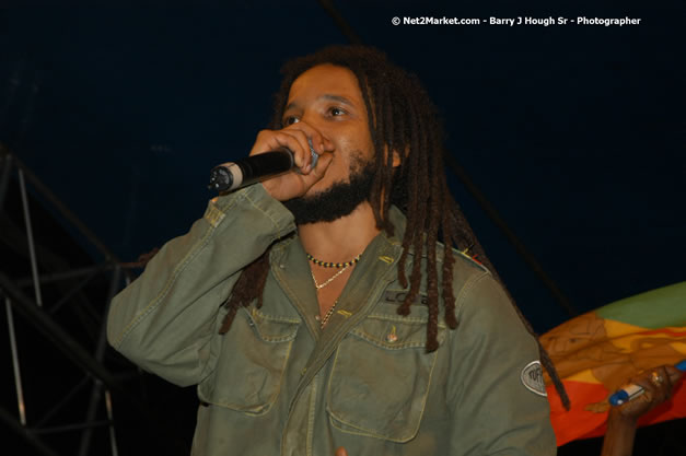 The Marley Brother's - Damian, Stephen, Julian, and Kimani - Smile Jamaica, Nine Miles, St Anns, Jamaica - Saturday, February 10, 2007 - The Smile Jamaica Concert, a symbolic homecoming in Bob Marley's birthplace of Nine Miles - Negril Travel Guide, Negril Jamaica WI - http://www.negriltravelguide.com - info@negriltravelguide.com...!