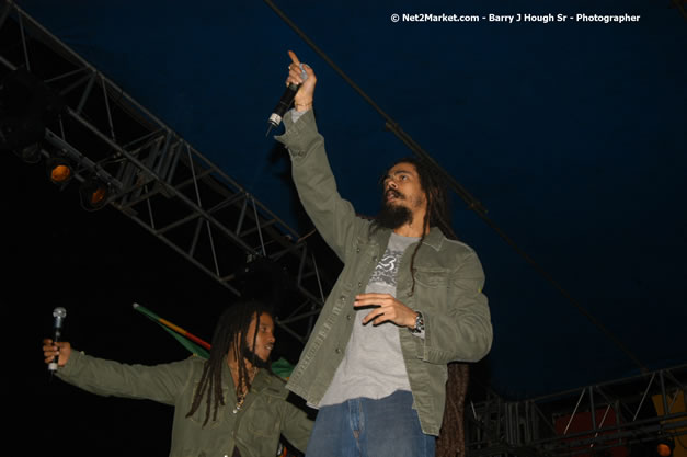 The Marley Brother's - Damian, Stephen, Julian, and Kimani - Smile Jamaica, Nine Miles, St Anns, Jamaica - Saturday, February 10, 2007 - The Smile Jamaica Concert, a symbolic homecoming in Bob Marley's birthplace of Nine Miles - Negril Travel Guide, Negril Jamaica WI - http://www.negriltravelguide.com - info@negriltravelguide.com...!