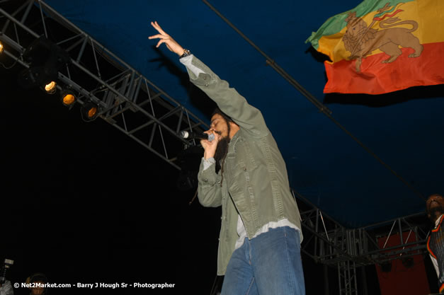 The Marley Brother's - Damian, Stephen, Julian, and Kimani - Smile Jamaica, Nine Miles, St Anns, Jamaica - Saturday, February 10, 2007 - The Smile Jamaica Concert, a symbolic homecoming in Bob Marley's birthplace of Nine Miles - Negril Travel Guide, Negril Jamaica WI - http://www.negriltravelguide.com - info@negriltravelguide.com...!