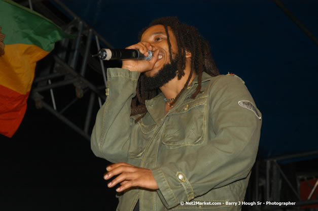 The Marley Brother's - Damian, Stephen, Julian, and Kimani - Smile Jamaica, Nine Miles, St Anns, Jamaica - Saturday, February 10, 2007 - The Smile Jamaica Concert, a symbolic homecoming in Bob Marley's birthplace of Nine Miles - Negril Travel Guide, Negril Jamaica WI - http://www.negriltravelguide.com - info@negriltravelguide.com...!