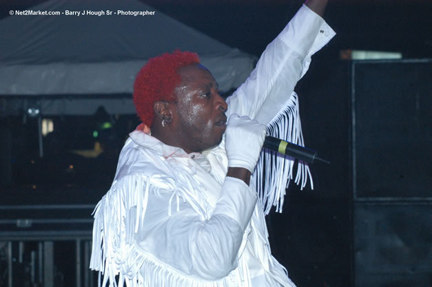 Elephant Man - Red Stripe Reggae Sumfest 2006 - Stormfront - The Blazing Dance Hall Night - Thursday, July 20, 2006 - Catherine Hall Venue - Montego Bay, Jamaica - Negril Travel Guide, Negril Jamaica WI - http://www.negriltravelguide.com - info@negriltravelguide.com...!