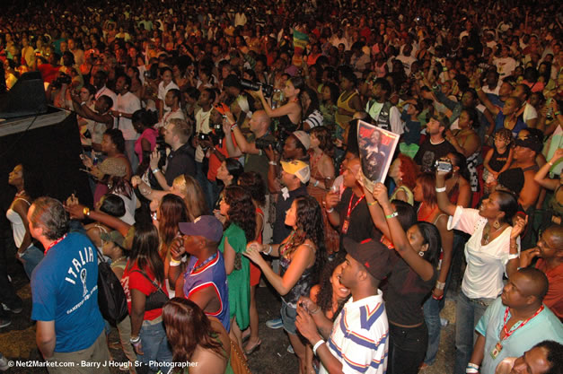 Venue - Audience at Red Stripe Reggae Sumfest 2006 - The Summit - Jamaica's Greatest, The World's Best - Saturday, July 22, 2006 - Montego Bay, Jamaica - Negril Travel Guide, Negril Jamaica WI - http://www.negriltravelguide.com - info@negriltravelguide.com...!